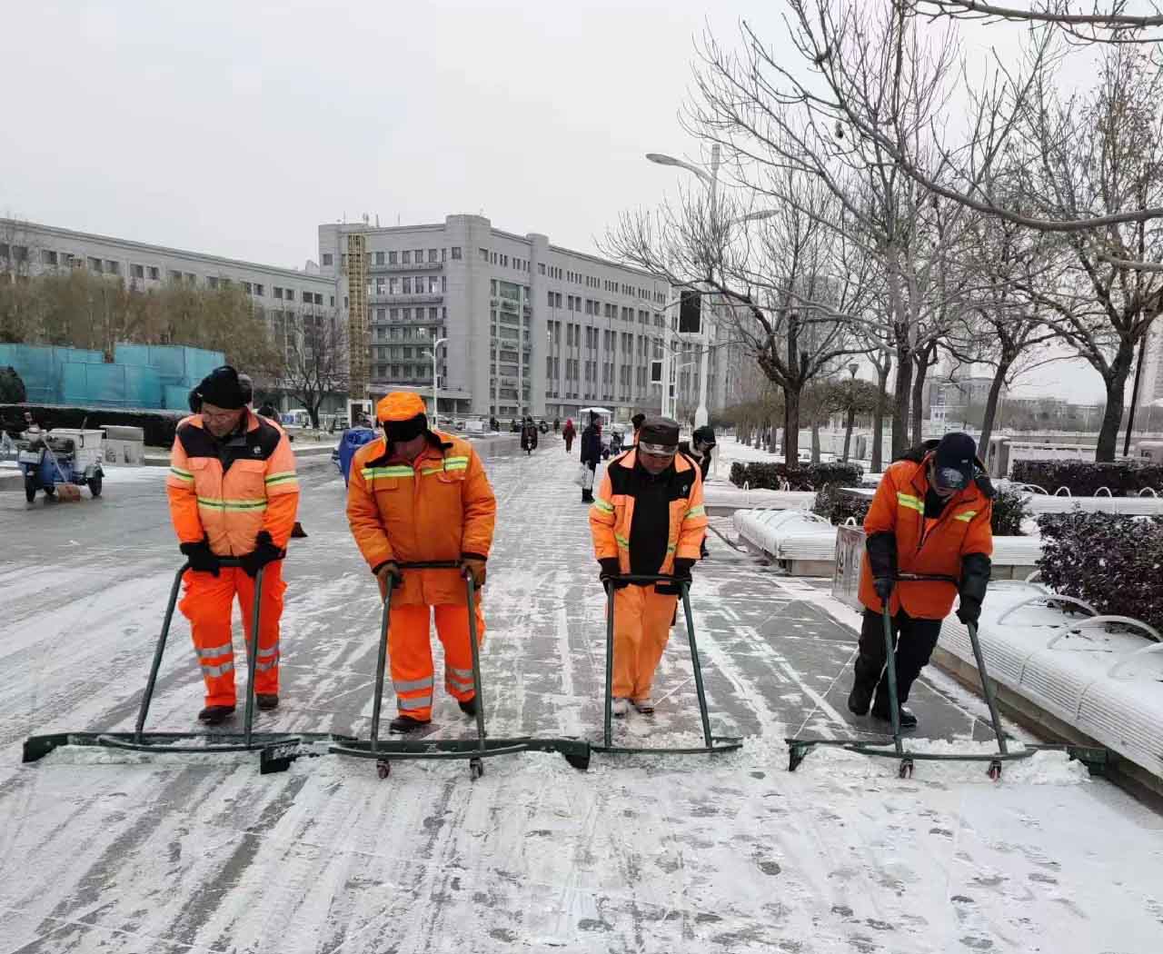 以雪為令 保障出行 | 大雪紛飛而至，華富人清雪忙
